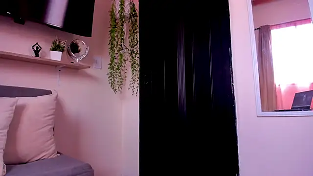 sofiaVelez01 online show from May 4, 2026, 4:10 pm