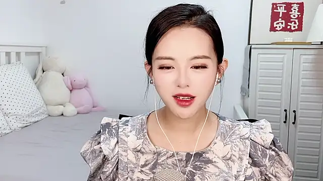 XINXINh online show from February 6, 2025, 7:02 am