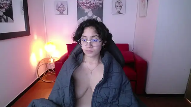 Lili Gomez  online show from February 12, 2025, 4:33 pm