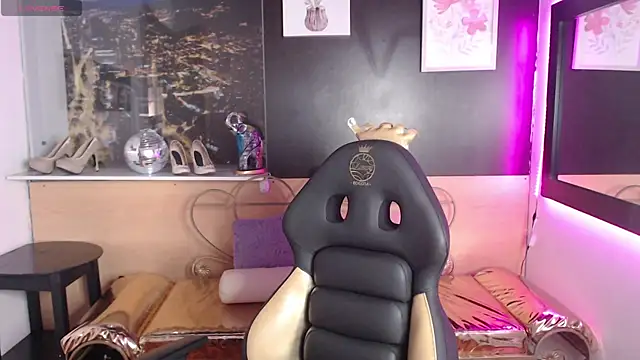 Lili Gomez  online show from October 4, 2025, 12:39 pm