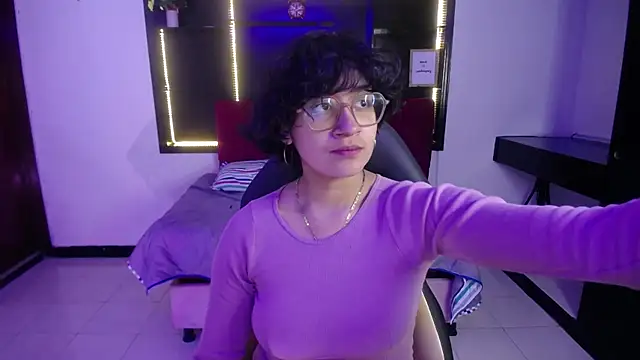 Lili Gomez  online show from November 8, 2025, 1:14 pm