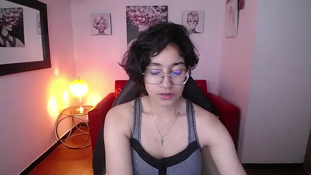 Lili Gomez  online show from February 18, 2025, 1:33 pm