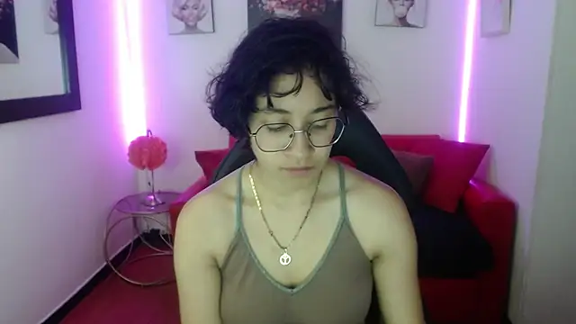 Lili Gomez  online show from February 2, 2025, 1:41 pm