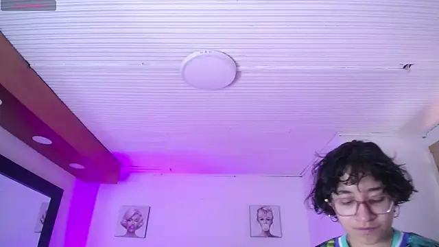 Lili Gomez  online show from November 11, 2025, 3:07 pm