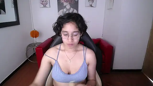 Lili Gomez  online show from February 10, 2025, 5:19 pm