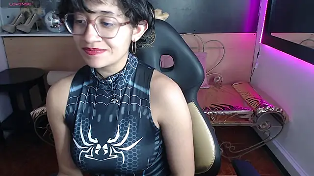 Lili Gomez  online show from October 9, 2025, 1:11 pm