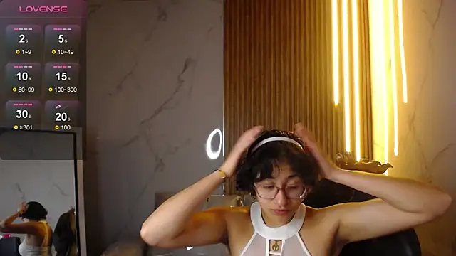 Lili Gomez  online show from November 15, 2025, 12:42 pm