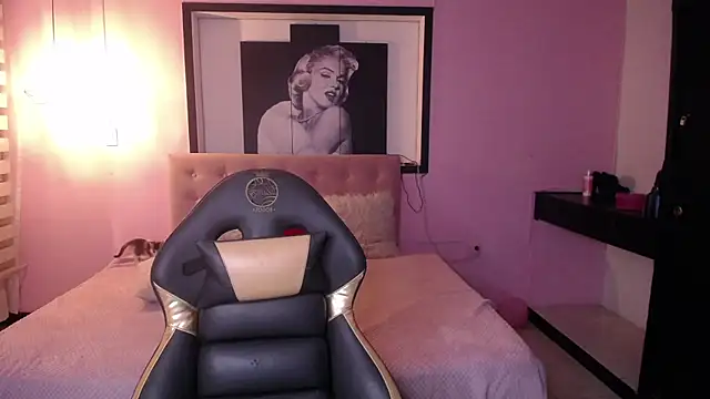 Lili Gomez  online show from November 9, 2025, 1:15 pm