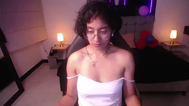 Lili Gomez  online show from March 2, 2025, 4:36 pm