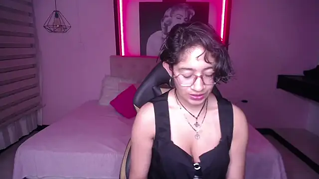 Lili Gomez  online show from September 22, 2025, 12:44 pm