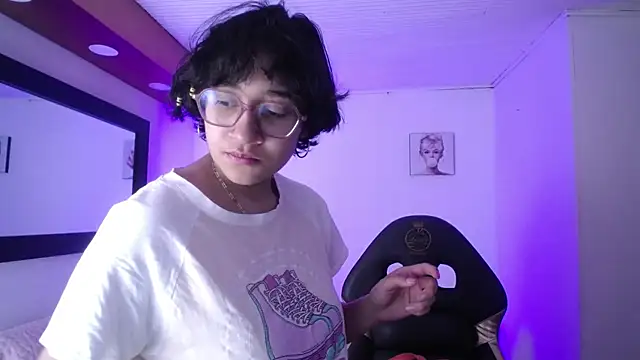 Lili Gomez  online show from November 12, 2025, 1:04 pm