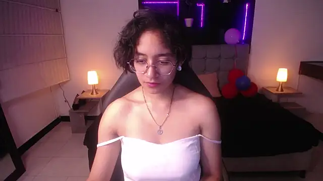 Lili Gomez  online show from March 2, 2025, 1:20 pm