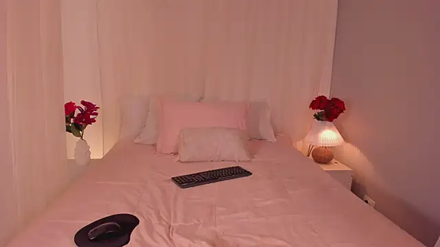Lia Sweett  online show from February 21, 2025, 7:10 pm