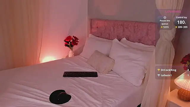 Lia Sweett  online show from February 26, 2025, 5:53 pm