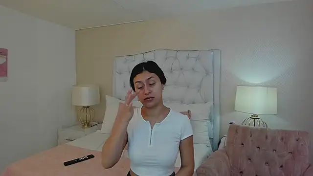 MiaLevitz online show from March 18, 2025, 11:44 am