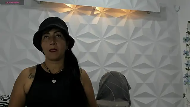 CHantal 33 online show from January 21, 2025, 9:04 pm