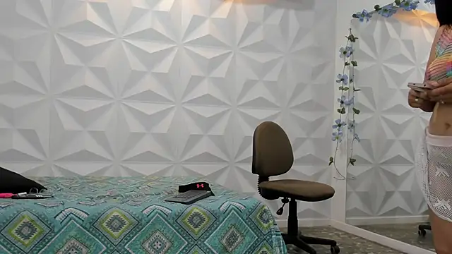 CHantal 33 online show from January 10, 2025, 8:37 pm