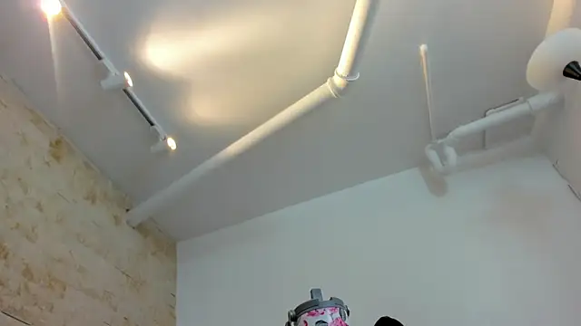 mia roldan  online show from December 18, 2025, 11:58 am