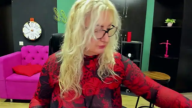 ChristyBrooks online show from October 18, 2025, 12:07 pm