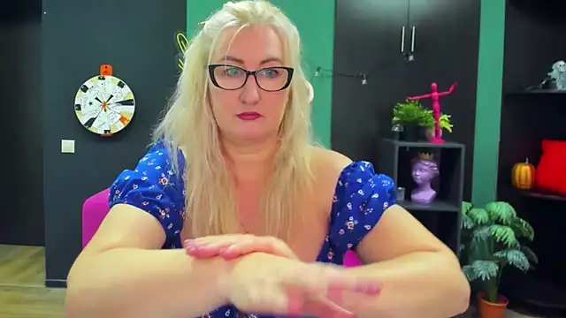 ChristyBrooks online show from February 21, 2025, 12:38 pm