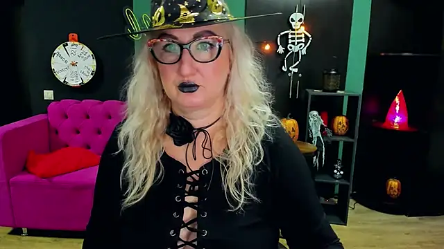 ChristyBrooks online show from October 31, 2025, 9:17 am