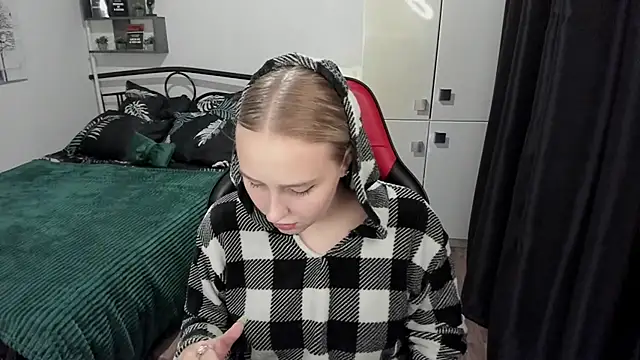 LinaTruly online show from September 10, 2025, 9:14 pm