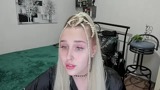 LinaTruly online show from February 25, 2025, 8:32 pm