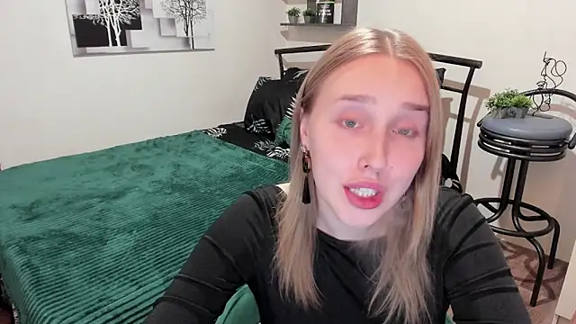 LinaTruly online show from January 30, 2025, 8:21 pm