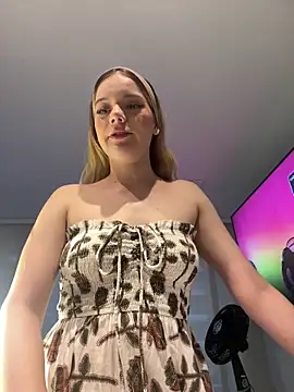 Snapshot of NicoleCut chatting on October 19, 2025, 11:35 am NicoleCut online show from October 19, 2025, 11:35 am