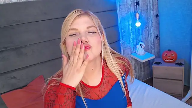 CrystalWoods94 online show from October 6, 2025, 1:34 pm