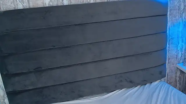 CrystalWoods94 online show from September 29, 2025, 1:50 pm