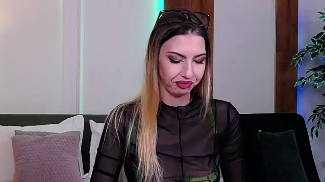 Snapshot of SkylerSpark chatting on September 25, 2025, 6:58 pm SkylerSpark online show from September 25, 2025, 6:58 pm