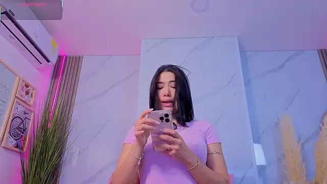 Snapshot of Chlooee__ chatting on October 17, 2025, 6:21 pm Chlooee   online show from October 17, 2025, 6:21 pm