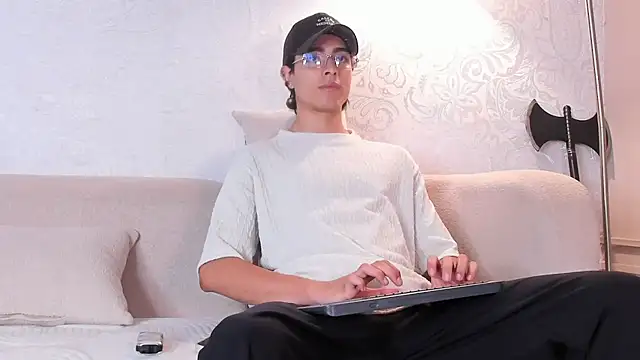 JoshRashfordd online show from October 31, 2025, 9:43 pm