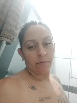 baixinhaloira online show from November 26, 2025, 3:06 am