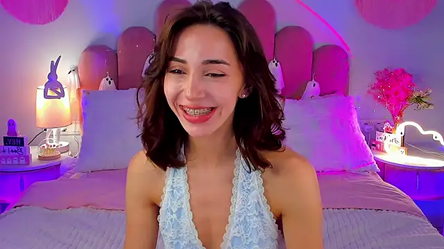 Snapshot of ElsaYoung chatting on November 1, 2025, 8:25 pm ElsaYoung online show from November 1, 2025, 8:25 pm