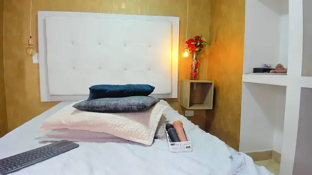 Milaspetite online show from March 16, 2026, 9:06 pm