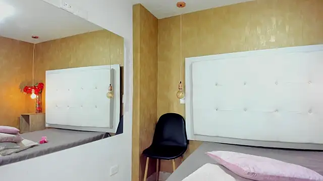 Milaspetite online show from November 28, 2025, 10:21 pm