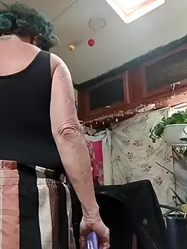 Snapshot of SlickedDryr chatting on December 18, 2024, 4:17 pm SlickedDryr online show from December 18, 2024, 4:17 pm