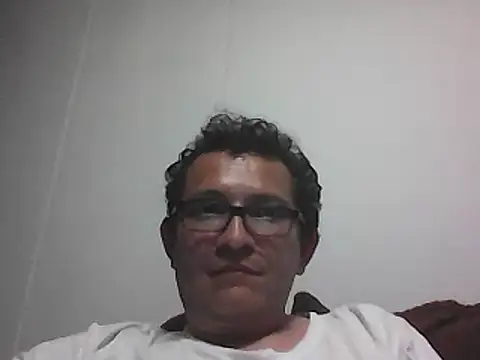 Snapshot of Bombi22 chatting on September 10, 2025, 3:27 am Bombi22 online show from September 10, 2025, 3:27 am