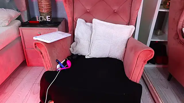 AQueenMonica online show from September 9, 2025, 4:27 pm