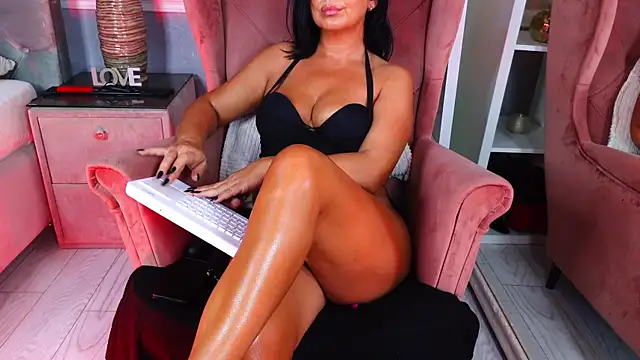 AQueenMonica online show from September 16, 2025, 7:04 pm