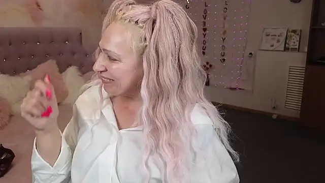 Snapshot of Penelope_Pinky chatting on March 4, 2025, 8:38 pm Penelope Pinky online show from March 4, 2025, 8:38 pm