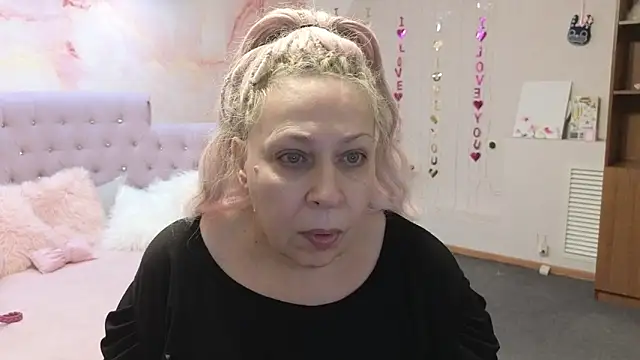 Snapshot of Penelope_Pinky chatting on March 18, 2025, 4:29 am Penelope Pinky online show from March 18, 2025, 4:29 am