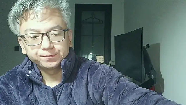 Snapshot of leoUSIR chatting on November 12, 2025, 8:01 pm leoUSIR online show from November 12, 2025, 8:01 pm