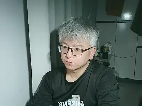 Snapshot of leoUSIR chatting on December 5, 2025, 2:48 pm leoUSIR online show from December 5, 2025, 2:48 pm