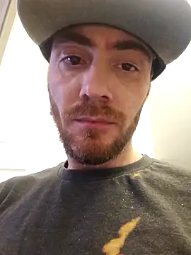 Snapshot of Huntzg23 chatting on February 25, 2026, 12:33 am Huntzg23 online show from February 25, 2026, 12:33 am