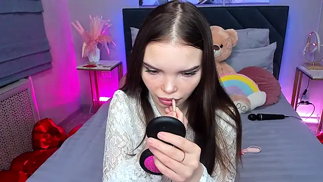 Curvy Dynamite  online show from March 17, 2026, 1:08 am