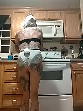 Snapshot of MommyMisfit chatting on October 5, 2025, 8:05 am MommyMisfit online show from October 5, 2025, 8:05 am