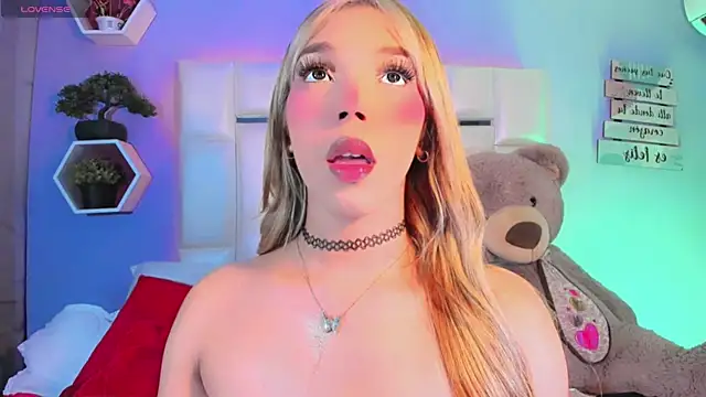 Snapshot of Aileen_18 chatting on October 11, 2025, 10:44 pm Aileen 18 online show from October 11, 2025, 10:44 pm